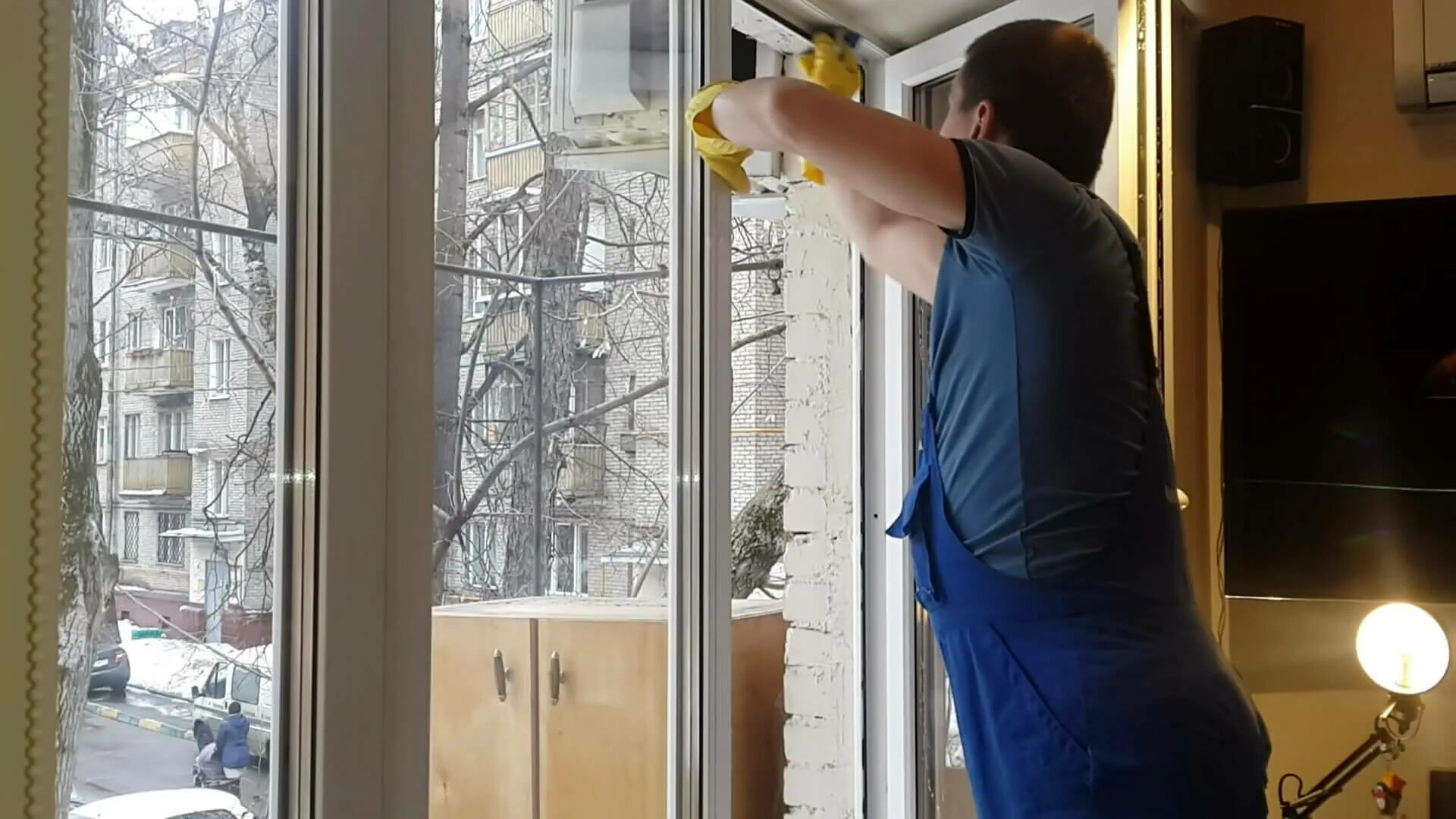 Помыть окна в квартире стоимость москва. Мойка окон. Мойка окон и балконов. Мытье окон. Мытье рамы окна.