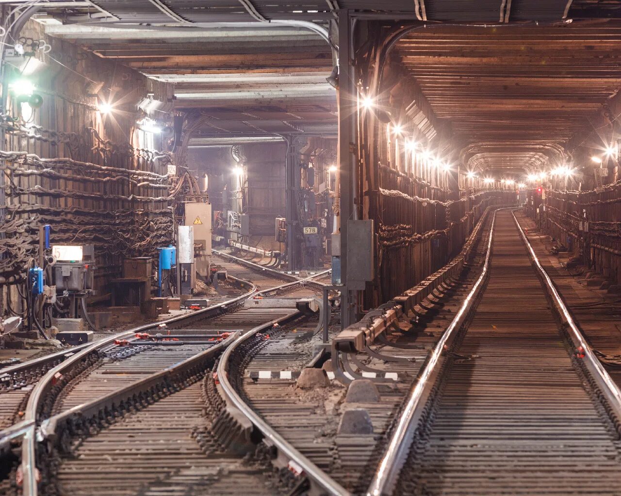 вокруг платформа. вокруг платформа. благоустройство улицы славянский бульвар. вокруг платформа. чкаловская станция электрички.