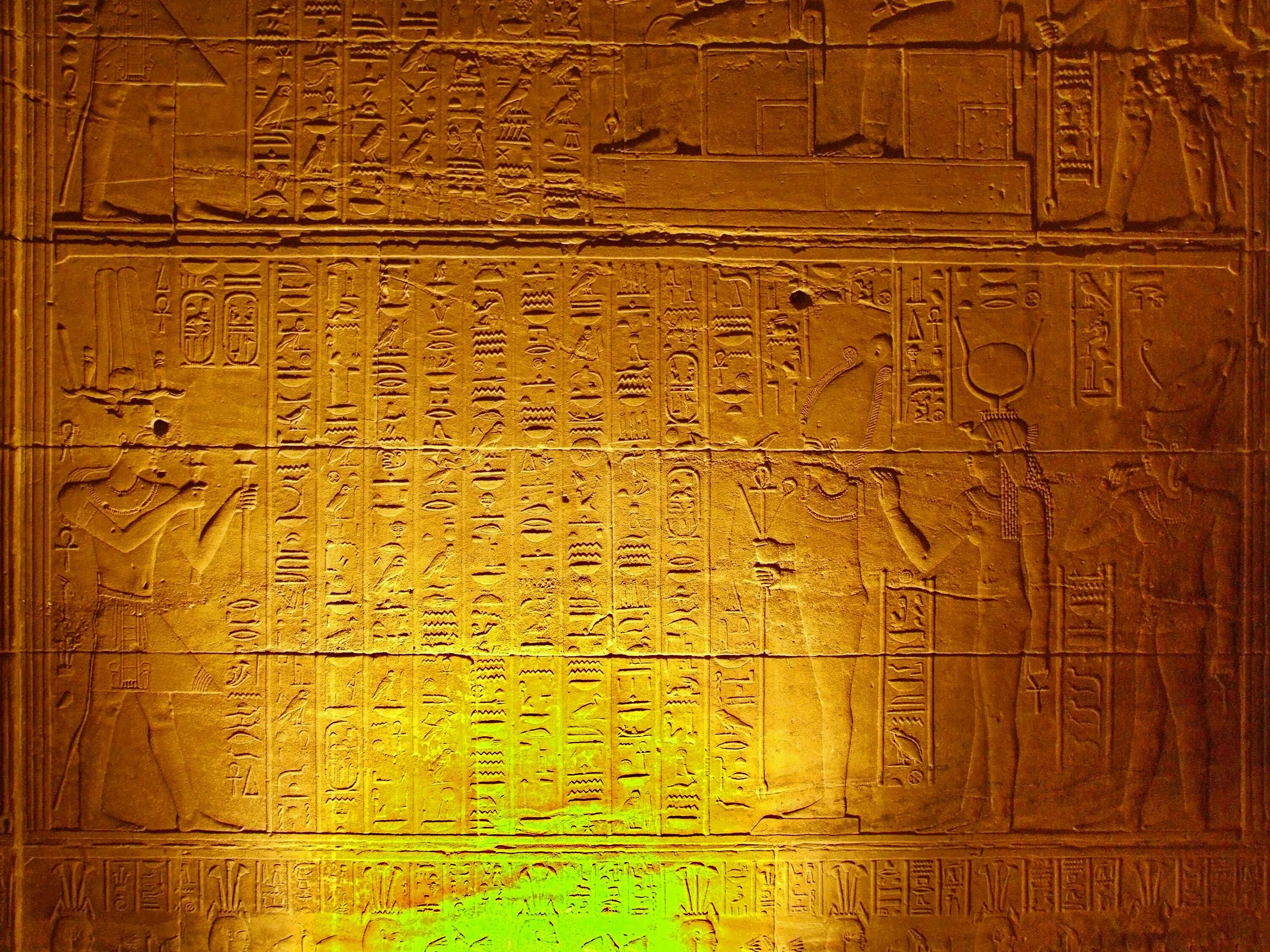 Иероглифы пирамид. Стены храма древнего Египта. Египет иероглифы на стенах храм. Древнеегипетские иероглифы на стенах. Египетский фон.