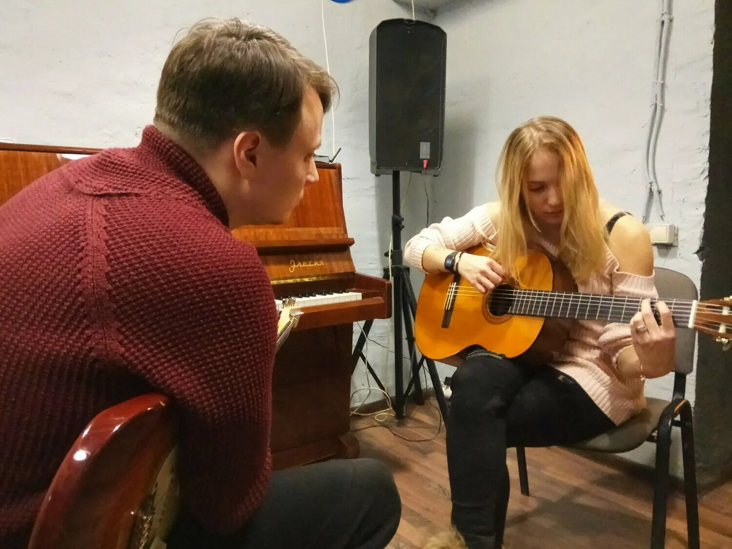 Игра на электрогитаре. Игра на гитаре. Гитарная школа 1 санкт-петербург испытателей проспект. Музыкальная школа гитара. Музыкальная школа электрогитара москва.