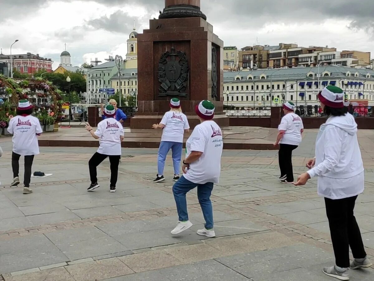 Зарядка долголетия. Пенсионеры. Зарядка Московское долголетия мероприятие. Пенсионеры Московское долголетие. Зарядка долголетия Музеон.