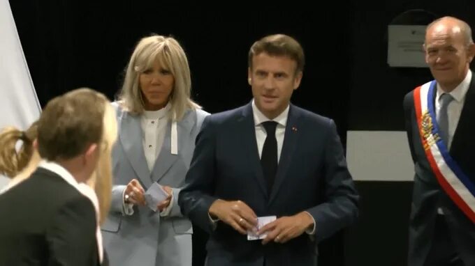 Жена макрона 2024. Жена французского президента. Макрон с женой. Премьер министр Люксембурга с женой.
