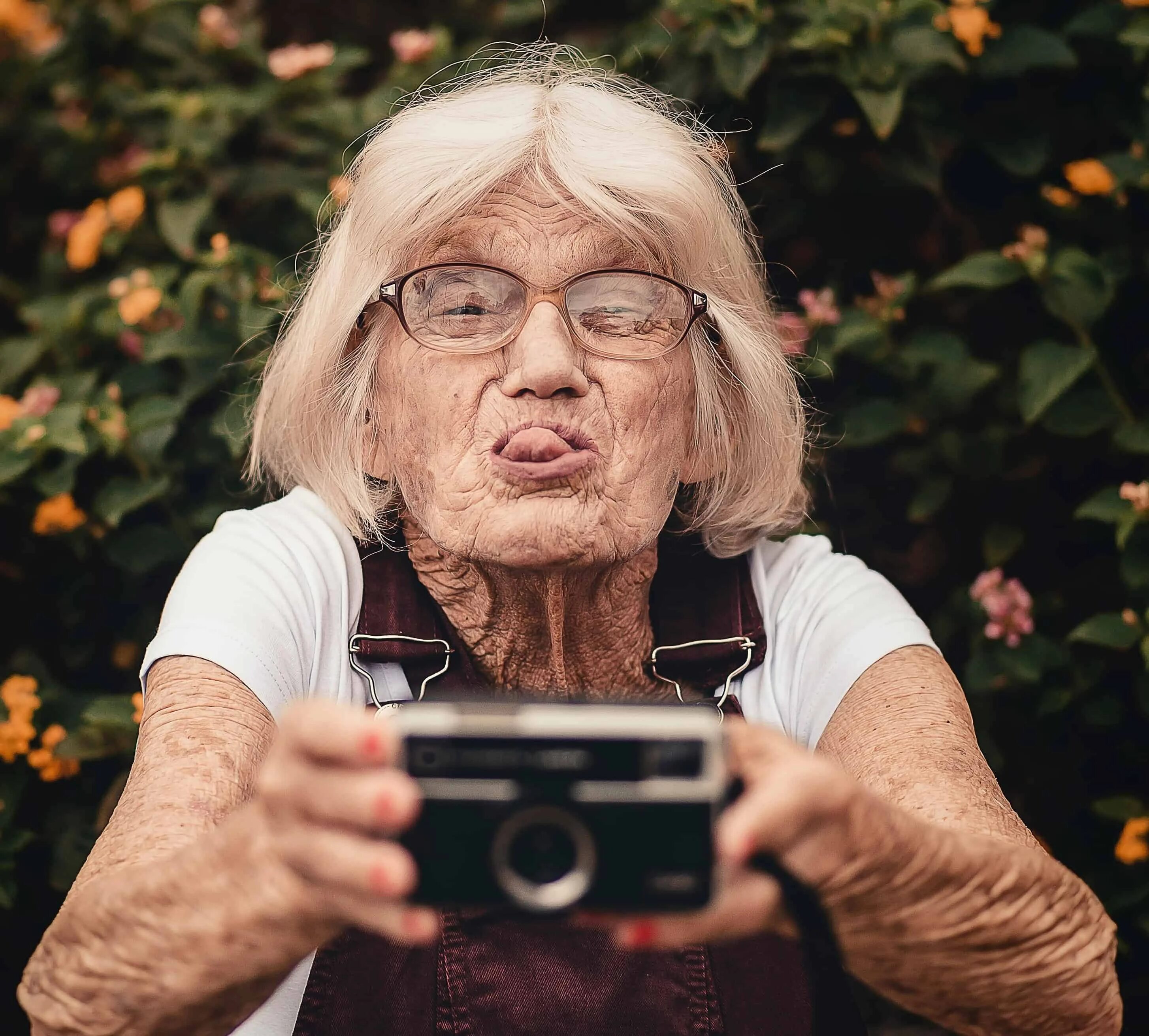 Бабушку женщину. Бабка 70 лет. Фитнес-бабушка джоан макдональд. Джоан макдональд из канады. Джоан макдональд 70 лет.