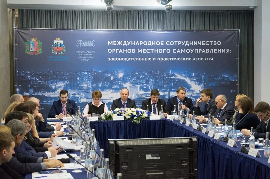 Форум международных отношений. Форум международных отношений. Московский университет мгимо. Газпромбанк пмэф. Ранхигс москва внутри академия.