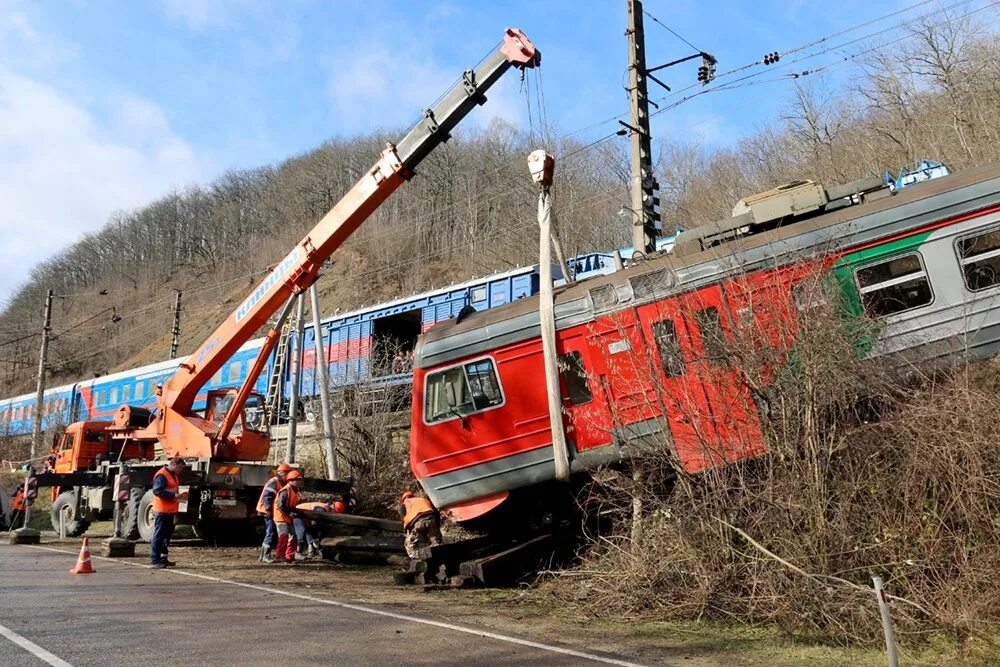 Поезд пришел на станцию утром по мосту. Вл 80 сходы с рельс. Станция Навагинская Краснодарский край. Сход с рельсов вл80. Сход электрички в Туапсе.