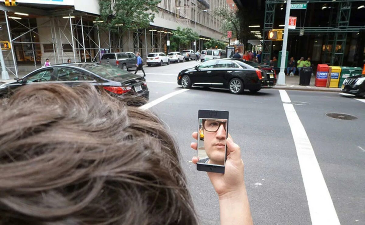 безумный телефон. звонок по телефону. телефонный разговор. деловой телефонный разговор. недовольный человек с телефоном.