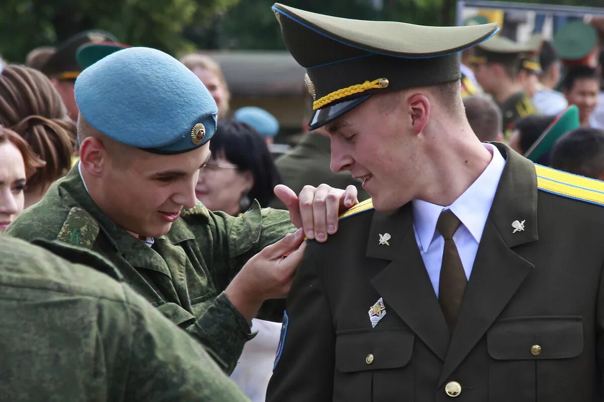 Белорусский офицер. Форма военной Академии. Офицер лейтенант. Офицер в армии. Офицеры Беларуси.