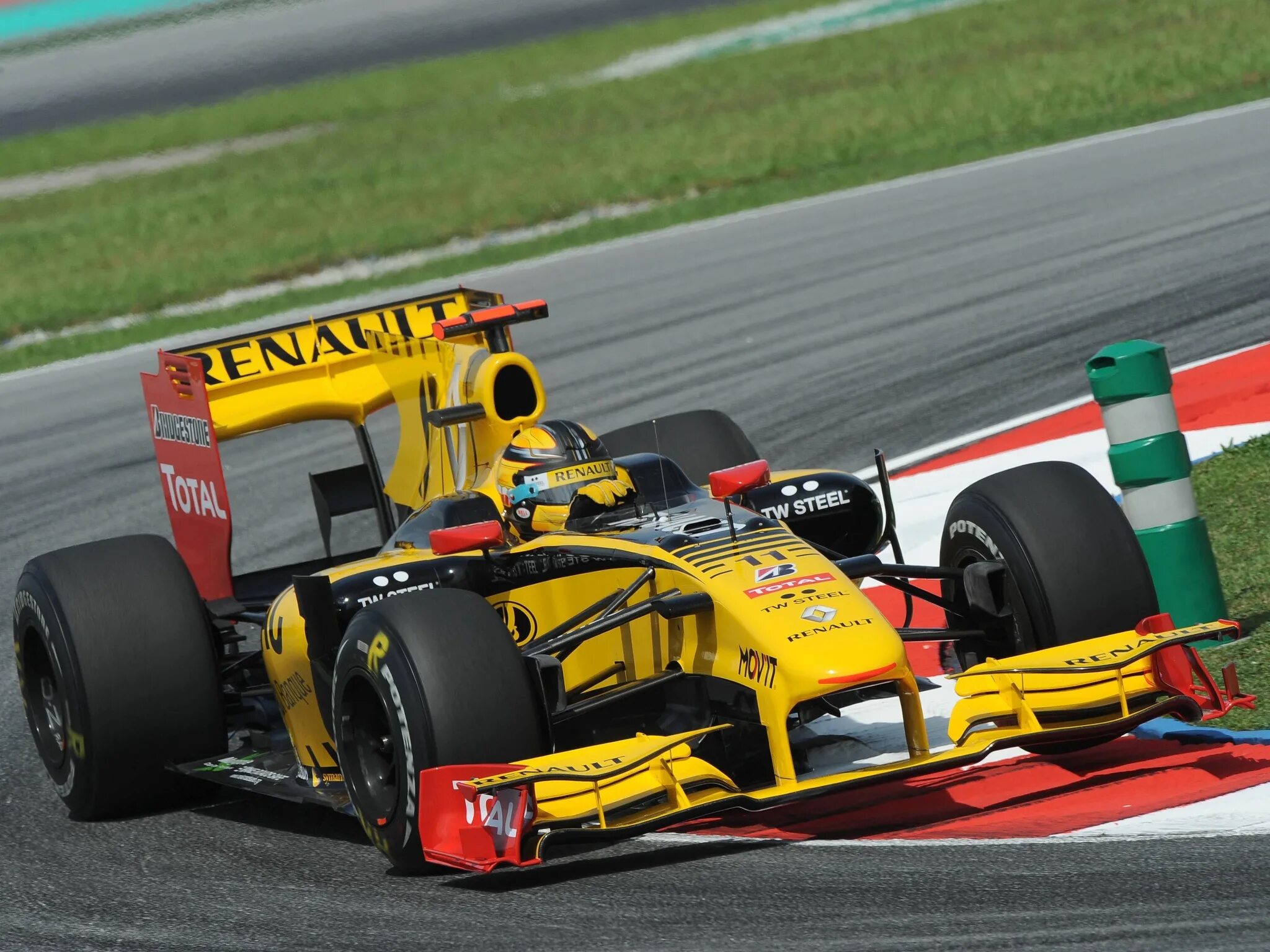 Renault f1. Рено f1 2010. Renault f1 2002. F1 2010 Болиды.