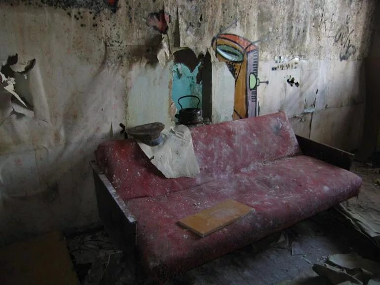 Убитое общежитие. Старый грязный диван. Ужасная комната. Общежитие страшное.