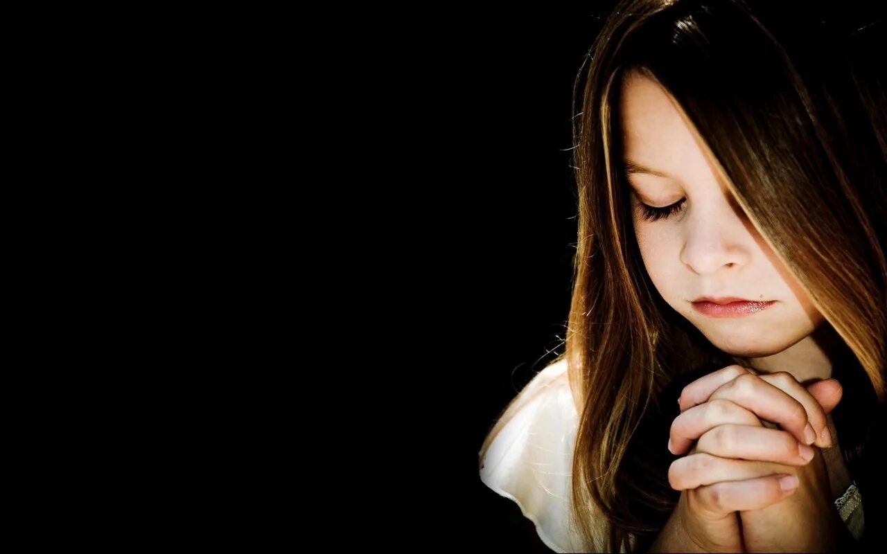 Always surprised. Девочка. Девушка молится. Девочка молится Богу. Девочка молится картинки.