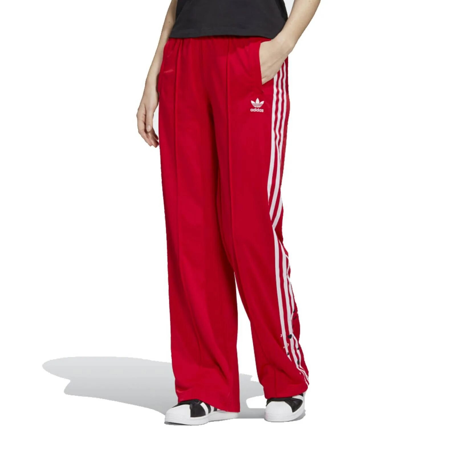 Красные штаны адидас. Adidas track Pants Valentines Day. Adidas Originals красные брюки. Штаны адидас клеш.
