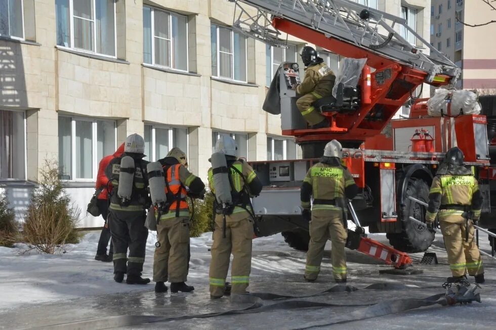 Пожар в школе эвакуация. Учебная пожарная тревога в школе. Эвакуация школ в Саратове. Эвакуация из помещения. Пожарная тревога эвакуация