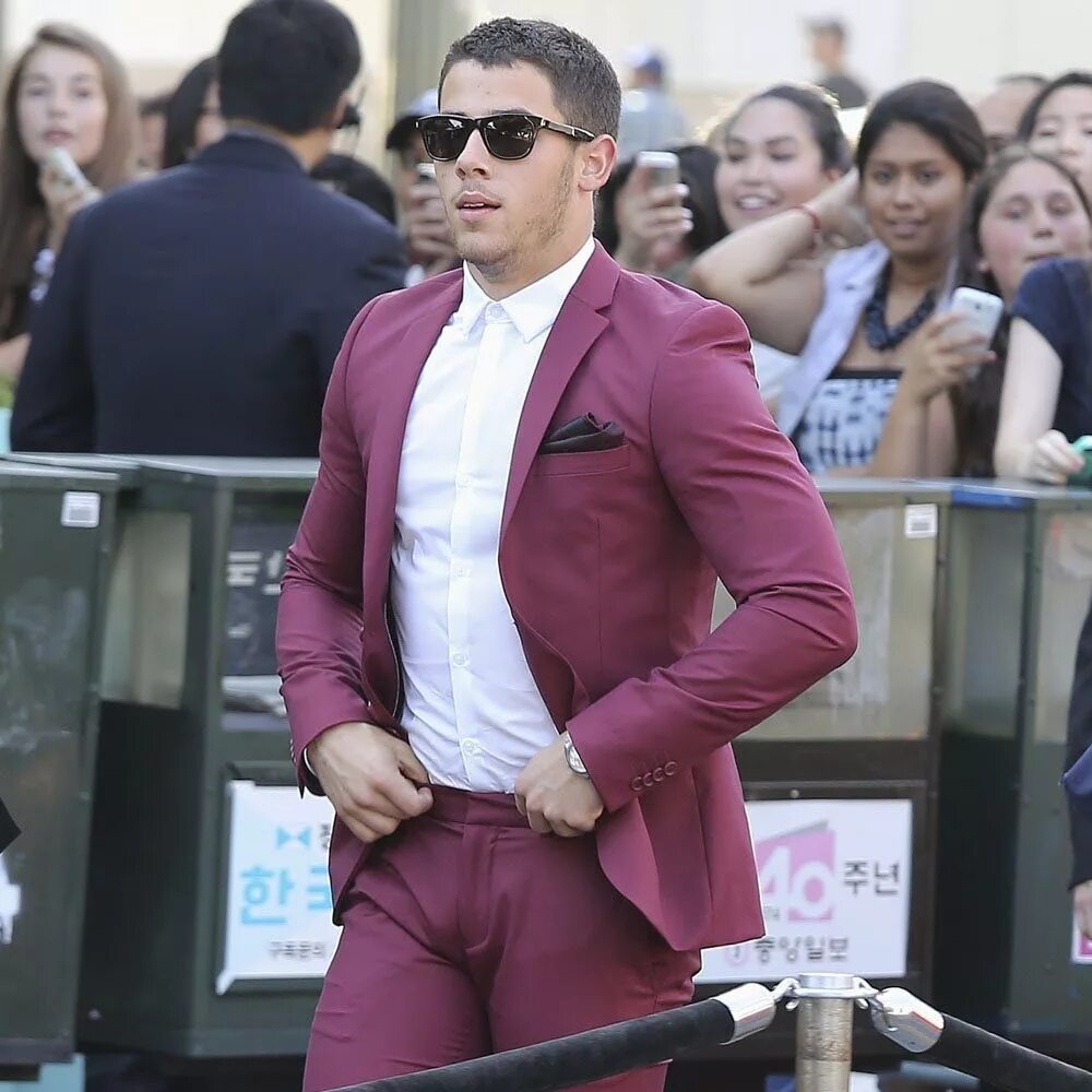 Dick de. Ник Джонас bulge. Nick Jonas бугорок. Бугорки знаменитостей. Бугорки парней знаменитостей.