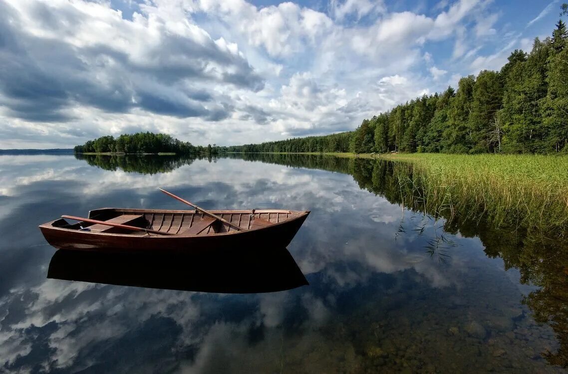 Андре Косслик лодка озеро. Каноэ река Тайга. Лодка на озере. Озеро ложка. Лодки новгородская область
