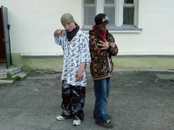 Рэп молодежи. Рэпер с микрофоном. Каста концерт. Рэп культура. Хип-хоп.