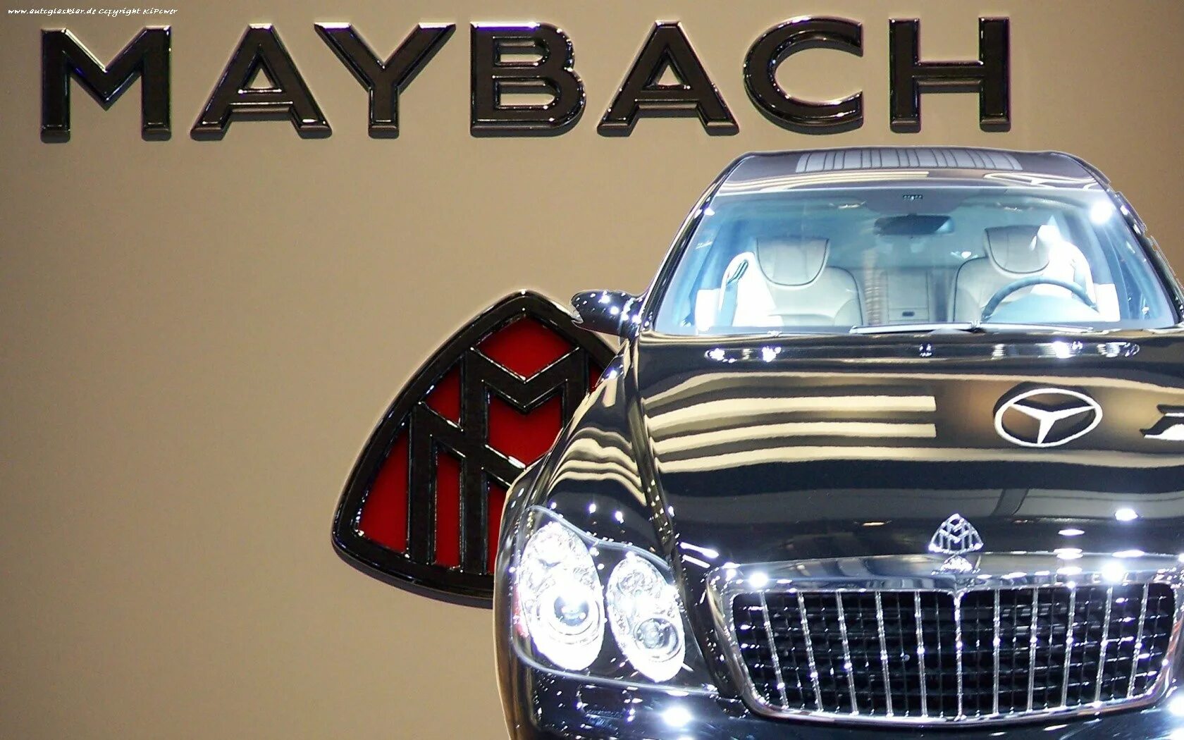 Мерседес Майбах лого. Майбах значок на машине. Maybach 62s Armor. Майбах со значком Майбаха. Знак майбах