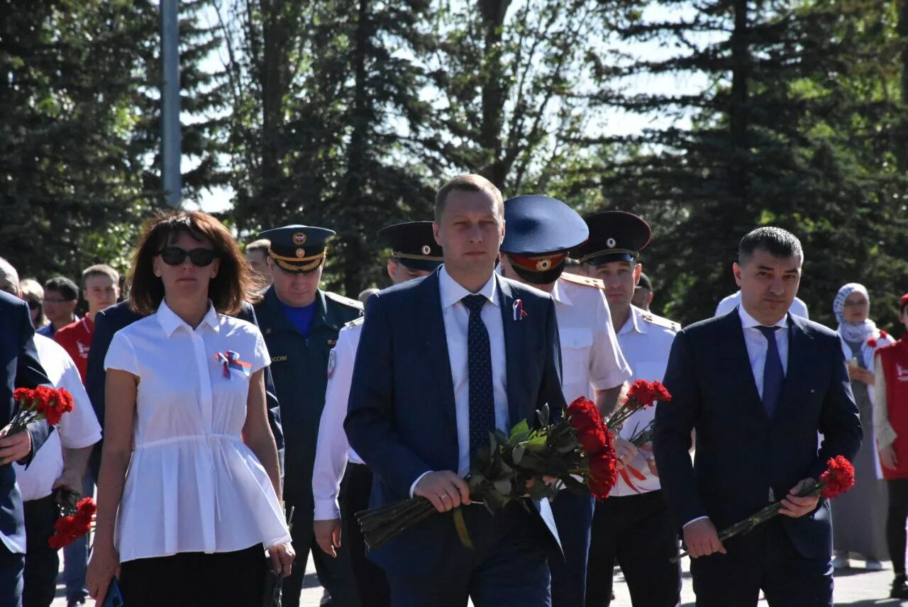 Новости главные события дня россии. Парк Победы Саратов в день героев Отечества. Возложение цветов и зажжение. Возложение цветов Калининск Саратовской области. Парк Победы Саратов возложение цветов.