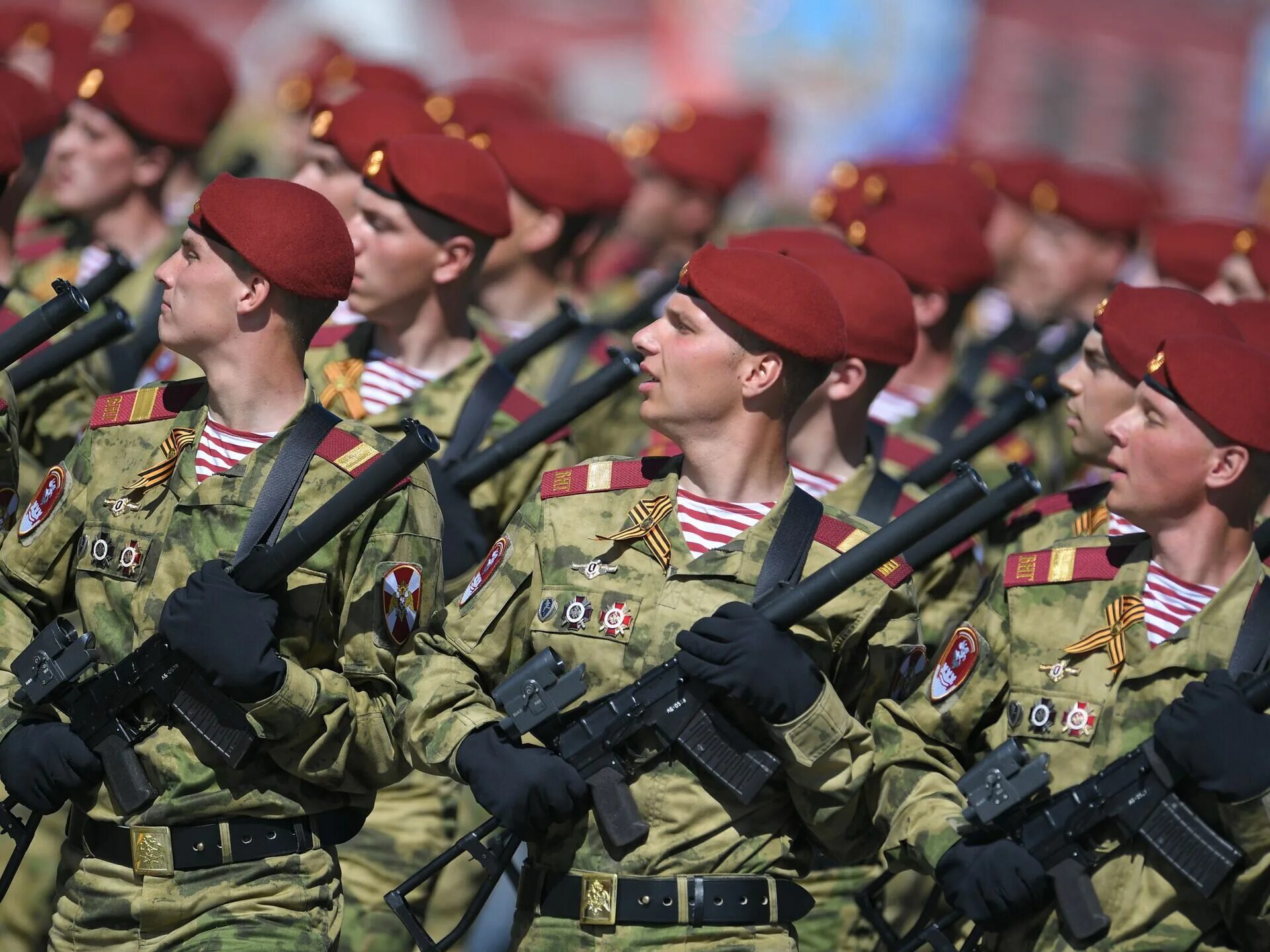 Работа вв. Солдаты на параде. Русские солдаты на параде. Национальная гвардия Российской Федерации. Войска национальной гвардии на параде.