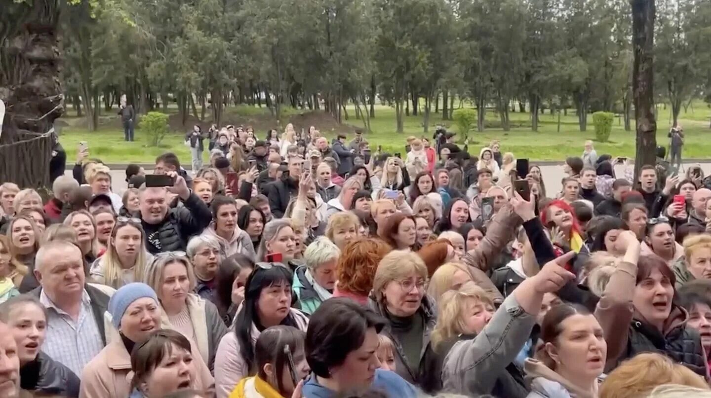 Есть родственники на украине. Митинг в Кривом Роге. Митинг в Москве. Митинг против войны.