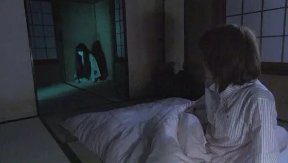 Призрак сидит на шее у мужчины. Японские призраки ужастики.