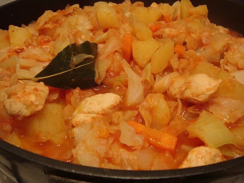 Тушеная картошка с квашеной капустой и мясом. Тушёная капуста с картошкой. Капуста тушеная с карт. Картошка с капустой в мультиварке. Тушёная капуста с картошкой в мультиварке.