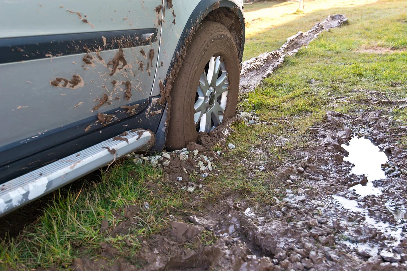 Почему машина грязная. Колесо в грязи. Машина застряла в грязи. Машина забуксовала в грязи. Грязь из под колес.