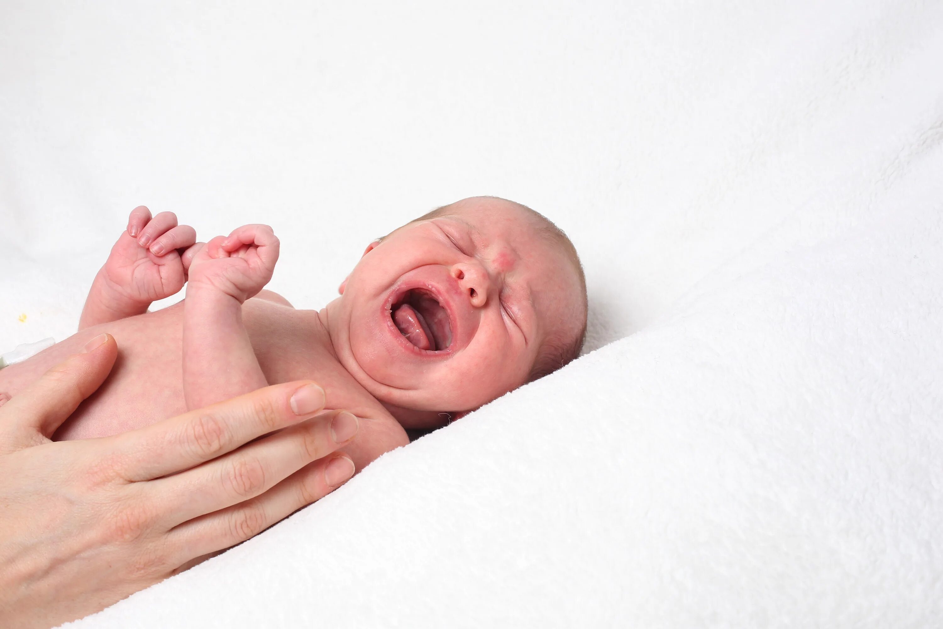 Плачь ребенка при рождении. Новорожденный кричит. Новорожденный ребенок. Крик новорожденного. Орущий младенец.
