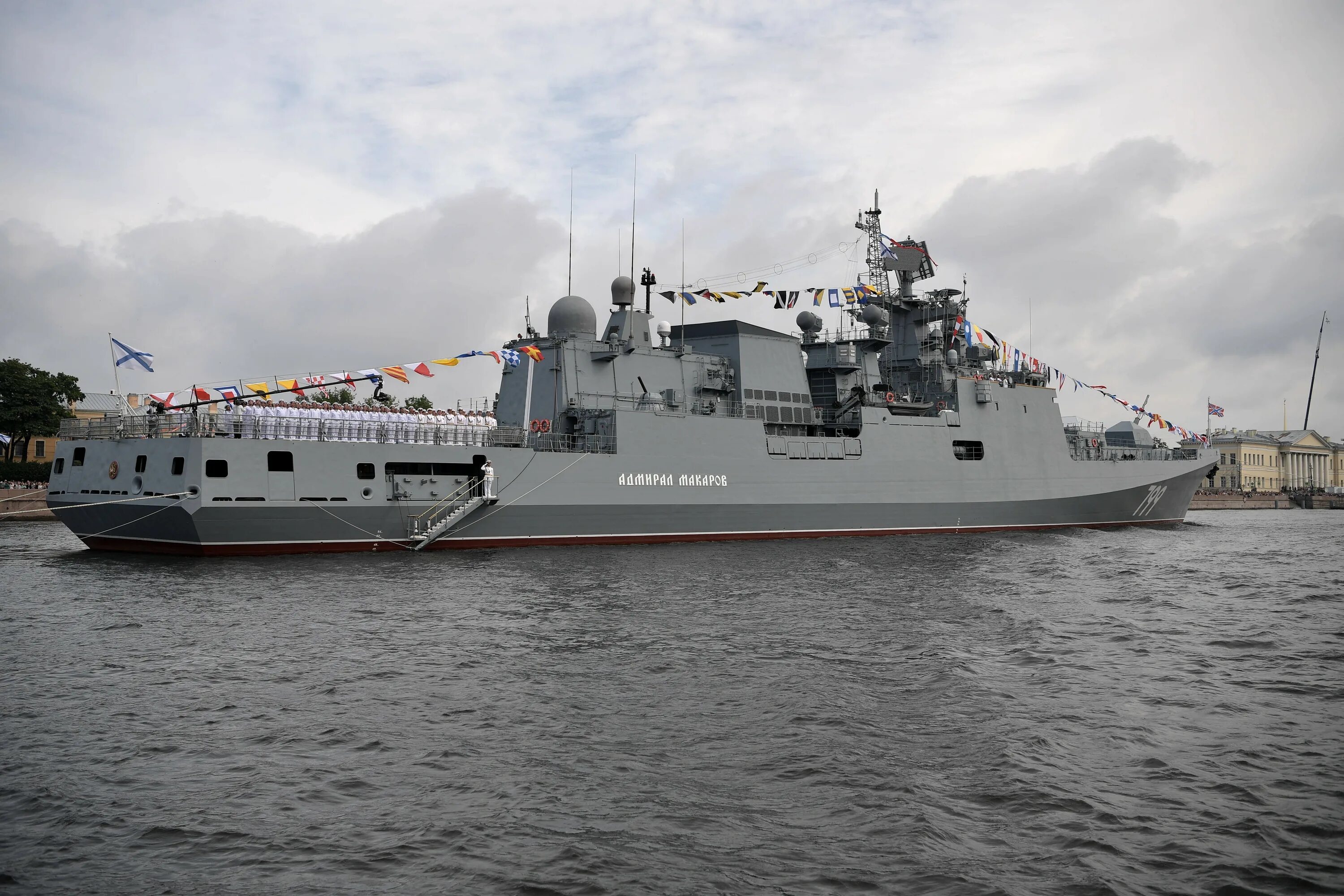 Фрегат военно-морского флота (ВМФ) РФ «Адмирал Макаров». «Сторожевой Фрегат ВМС РФ “Адмирал Макаров”. Адмирал Макаров 499 Фрегат. Фрегат Адмирал Макаров в Санкт-Петербурге.