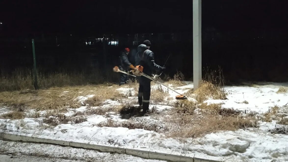 Плохие новости дня. Косят снег. Железнодорожники косят траву зимой. Косить траву под снегом фото и картинки.