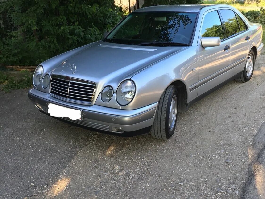 Купить мерседес 1998 года. Мерседес w210 1998. Mercedes Benz w210 серебристый. Mercedes Benz e class w210 серебристый. Мерседес 210 1998.