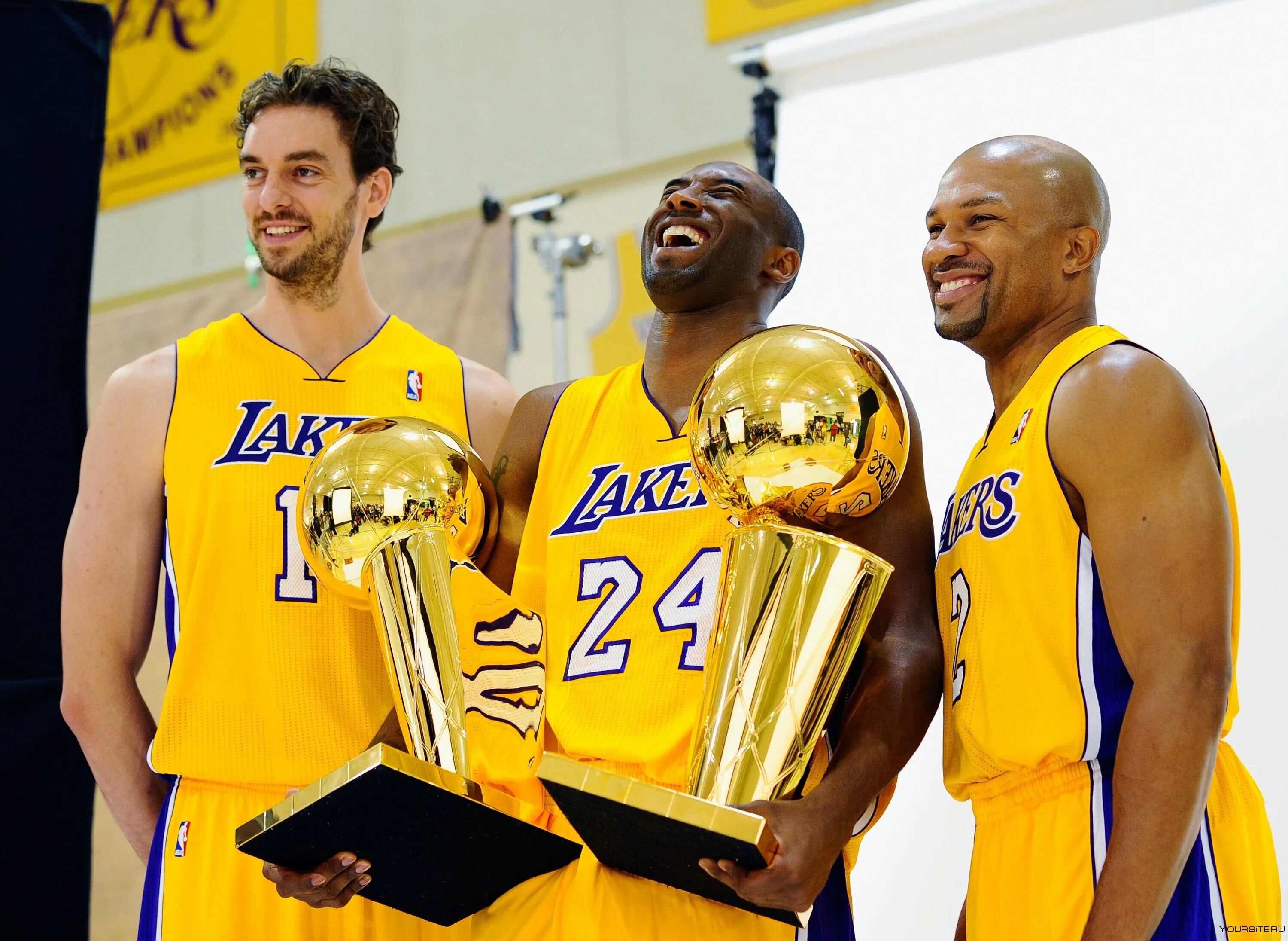 La lakers. Коби Брайант 2010. Лос-Анджелес Лейкерс. Коби Брайант команда. Баскетбольная команда Лос Анджелес.