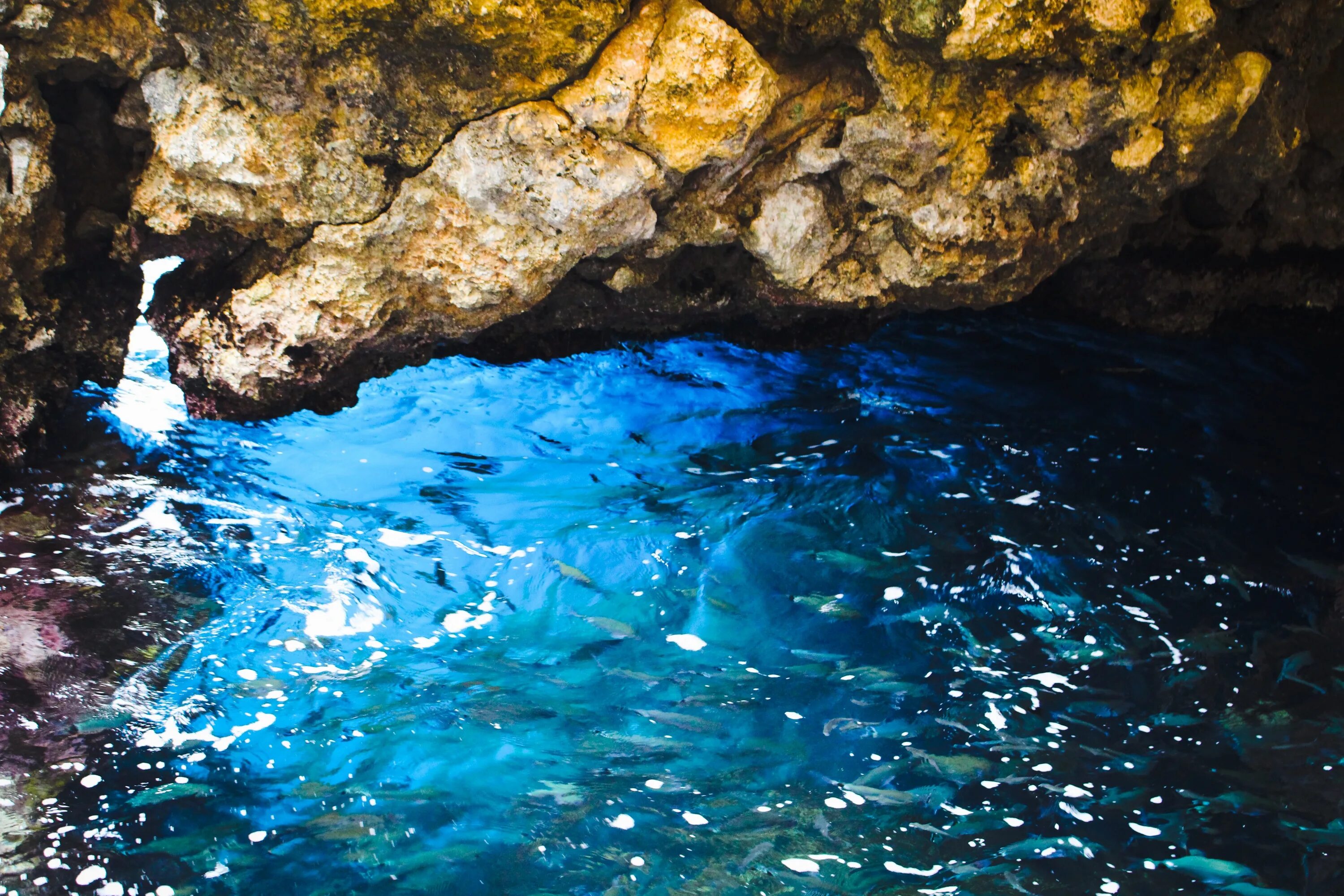 Вода на греческом. Голубой греческий глаз. Голубое око Корфу. Синяя вода греческой пещеры. Греция под водой.