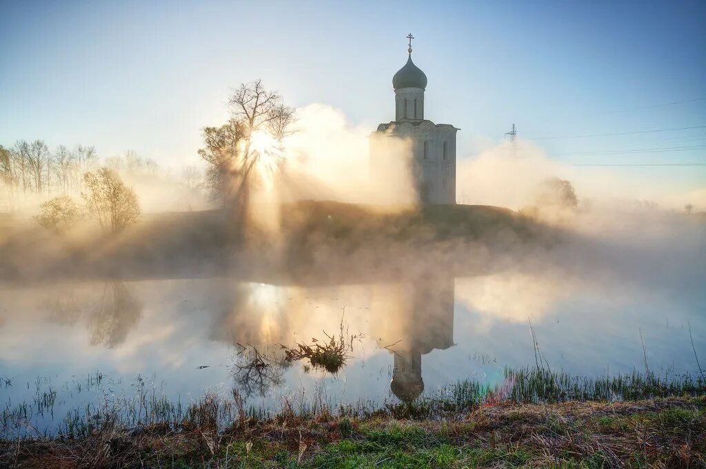 Пелена воды. Храм Покрова на Нерли рассвет. Церковь Покрова на Нерли туман и солнце. Русь храм туман. Монастырь на Нерли в тумане.