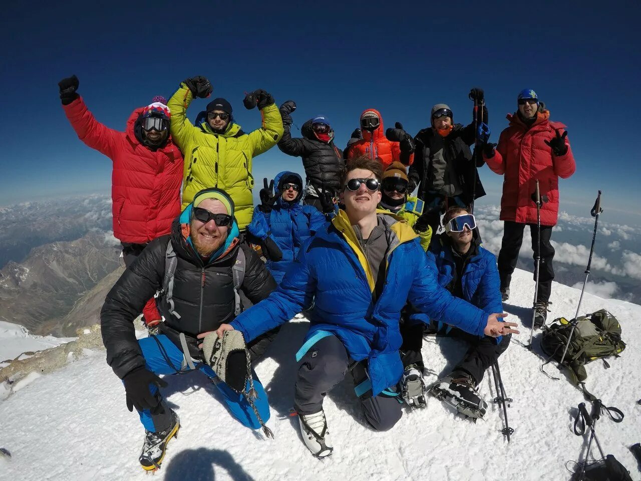 Эльбрус бамперы. Группа альпинистов на Эльбрусе. Эльбрус гора восхождение. Гора Эльбрус 5642. Эльбрус покорение вершины.