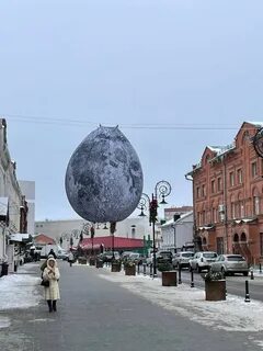 Арт объект луна