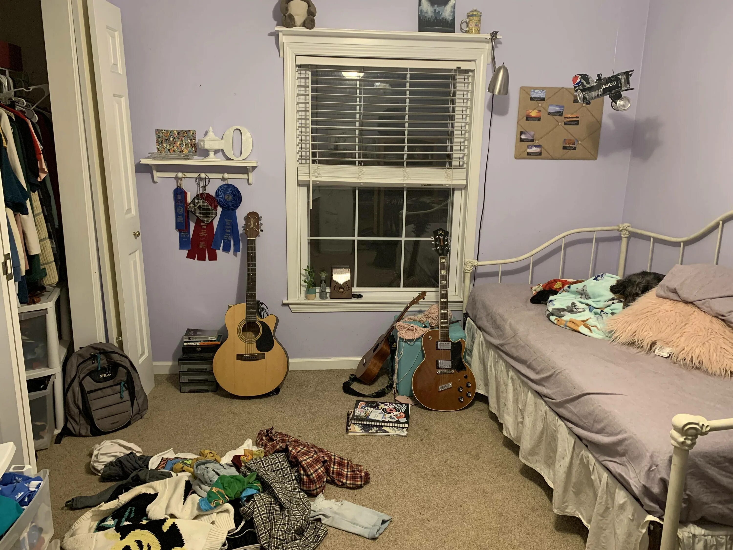 Подростковая спальня. Комната с разбросанными вещами. Беспорядок в комнате подростка. Комната с разбросанными вещами. Раскиданные вещи в команаертре.