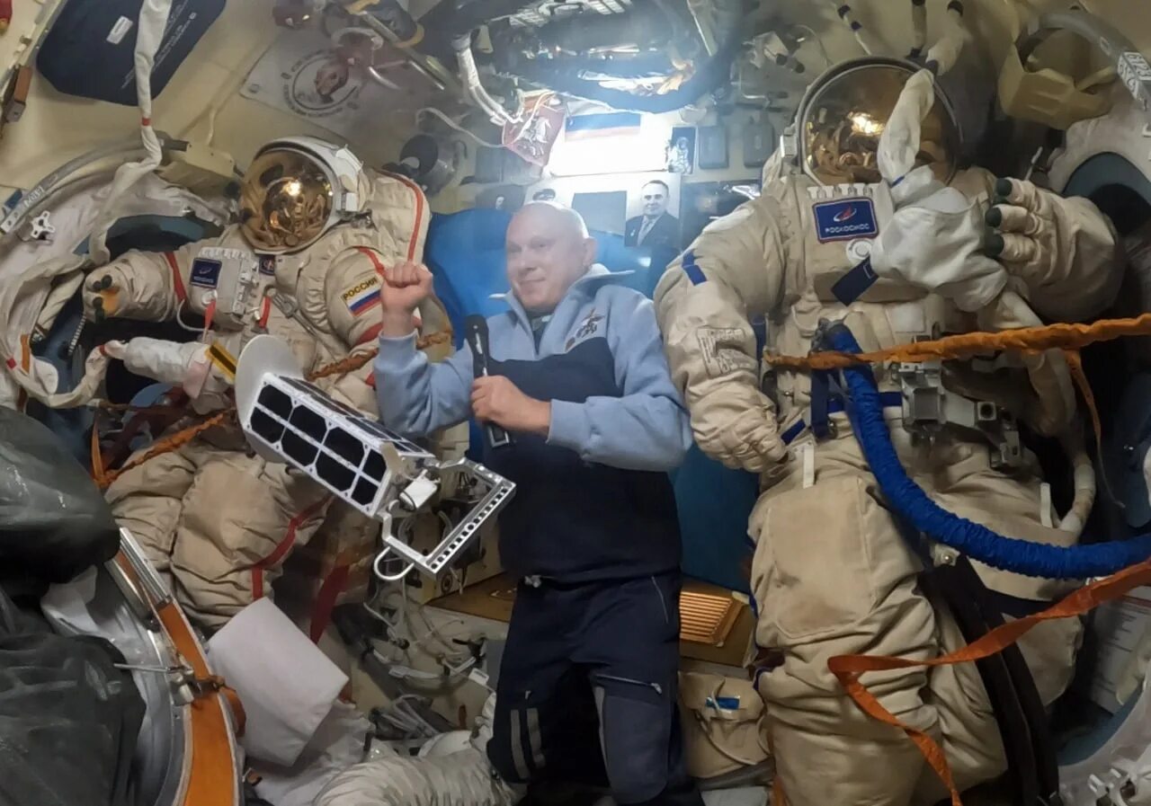 Выход российских космонавтов в открытый космос. Космонавт МКС Артемьев.