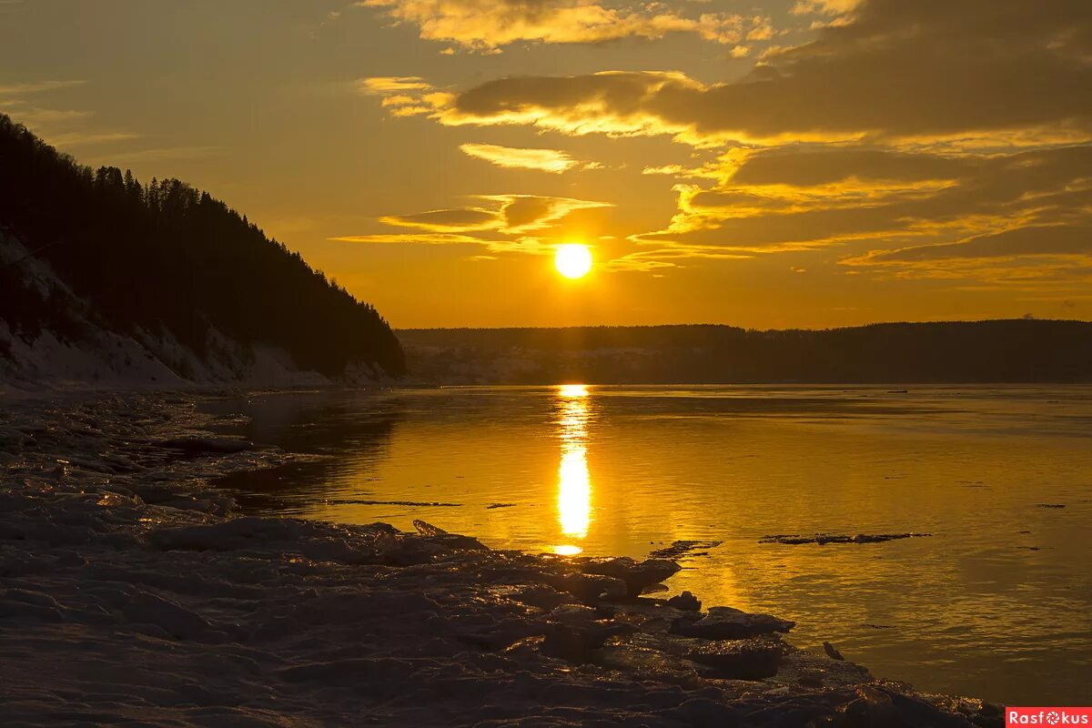 Море солнце. Далеко отражается солнце в воде. Отражение солнца в море. Далеко отражается солнце в воде. Отражение солнца на севере в воде.