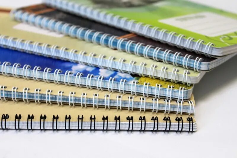 Брошюровка а4 на пластиковую пружину. Сшивка на пластиковую пружину. Сброшюровать листы а4. Брошюровка на металлическую пружину. Пружина для скрепления листов а4.