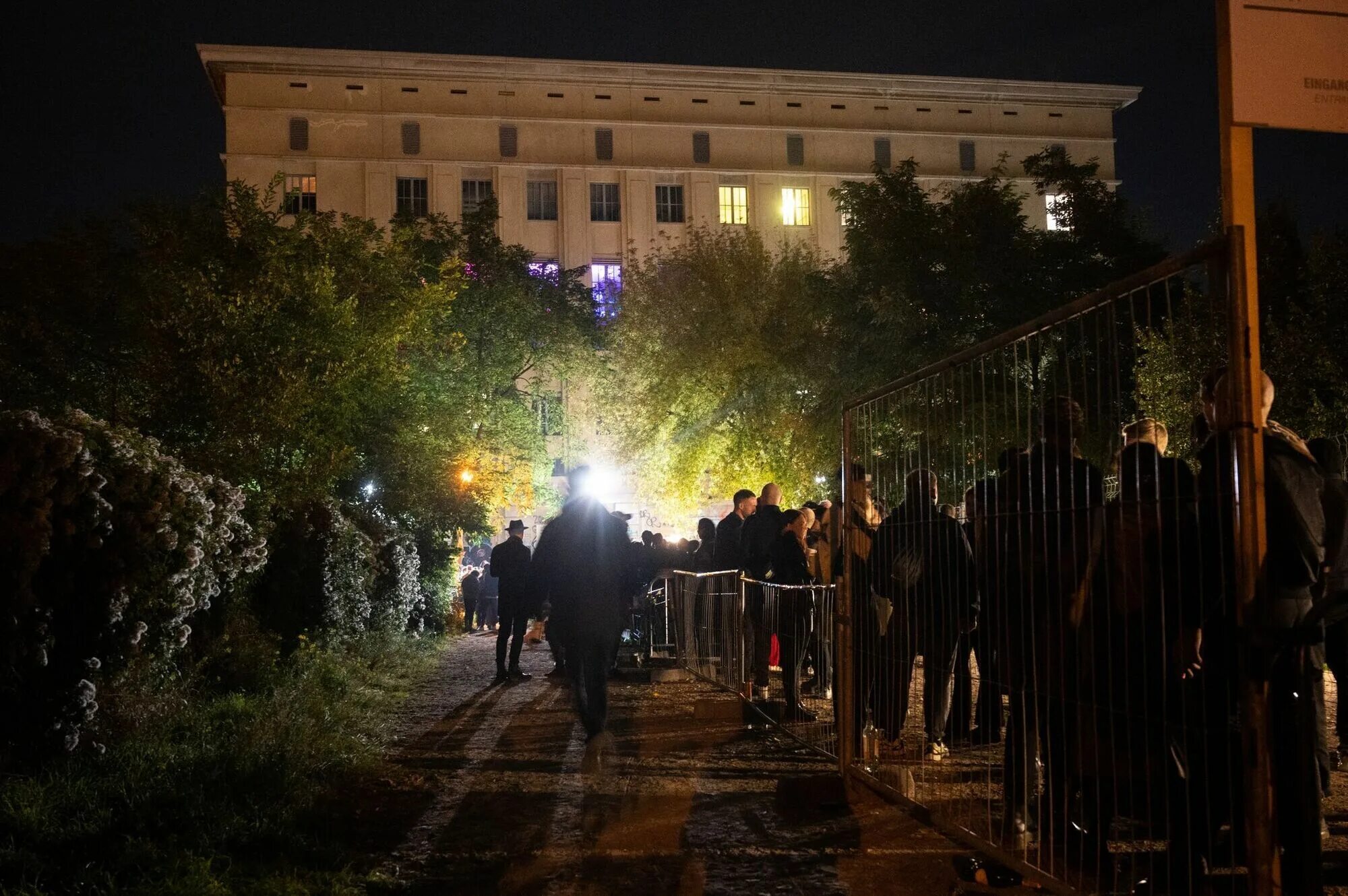 Берхайм берлин клуб. Берхайм берлин клуб. Бергхайн берлин. Бергхайн фейсконтроль. Berghain.