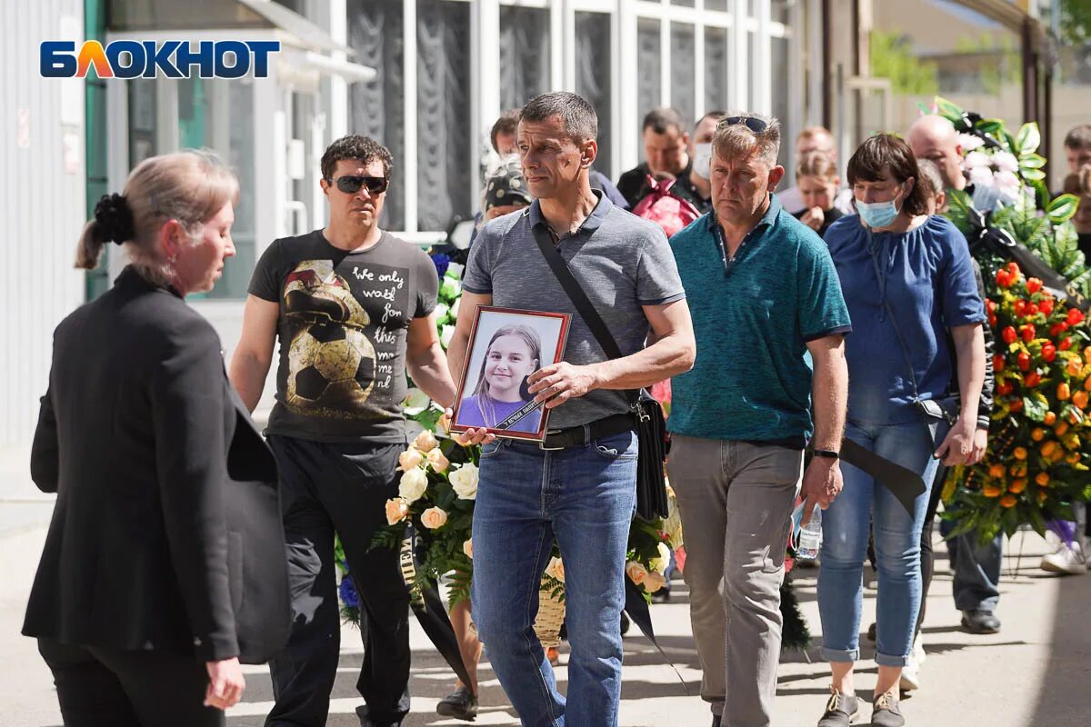 Г волгоградские новости. Похороны девочек в Волгограде. Похороны баскетболисток в Волгограде. Похороны девочек баскетболисток в Волгограде.