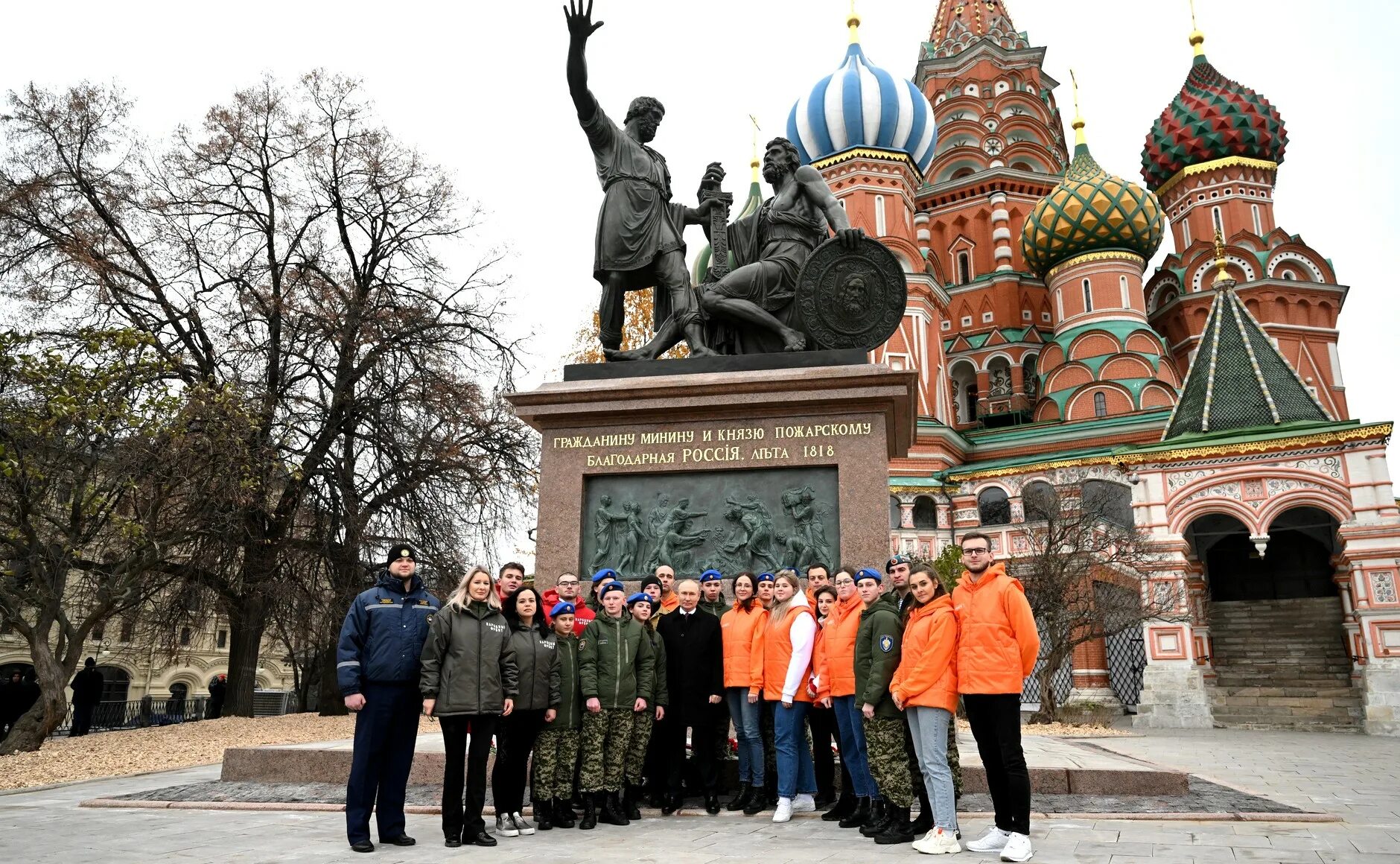 Масленица москва 2024 красная площадь. Минин и Пожарский памятник на красной площади в Москве. Красная площадь Минин и Пожарский. Возложение цветов к памятнику Кузьме Минину и Дмитрию Пожарскому. Памятник Кузьме Минину и Дмитрию Пожарскому в Москве.