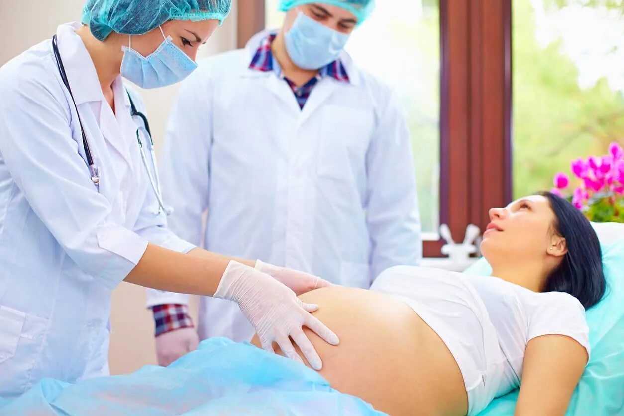 Кесарево беременности плюсы. Обезболивание родов. Роженица в родильном зале.