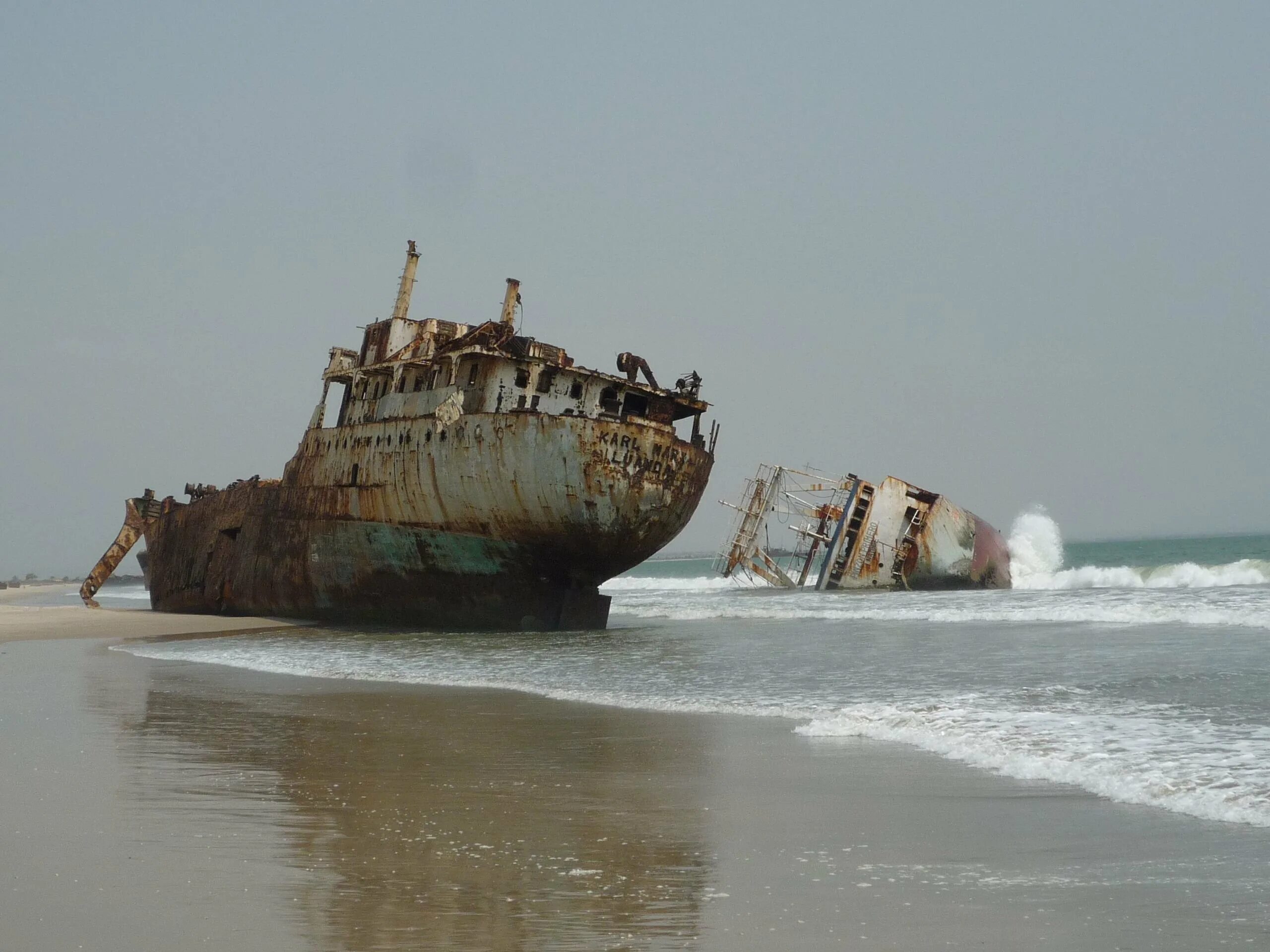 Ужасные корабли. Затонувшие корабли Каспийского моря. Шарм-Эль-Шейх корабль на мели. Заброшенные корабли. Разрушенный корабль.