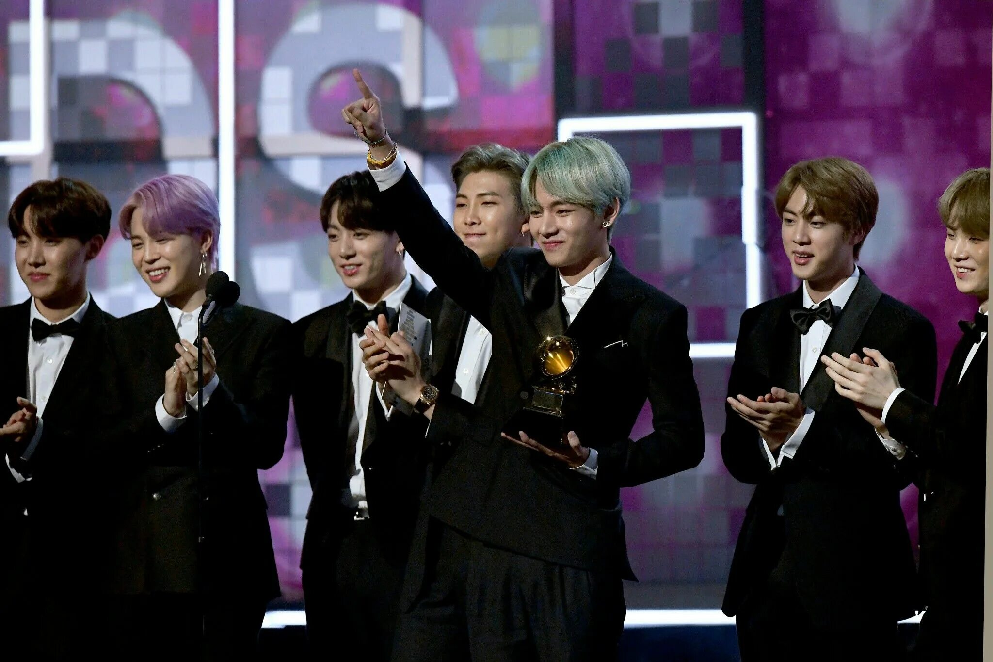 Bts awards. БТС Грэмми 2019. БТС Грэмми 2022. Тэхен БТС 2022 Грэмми. Группа БТС 2020.