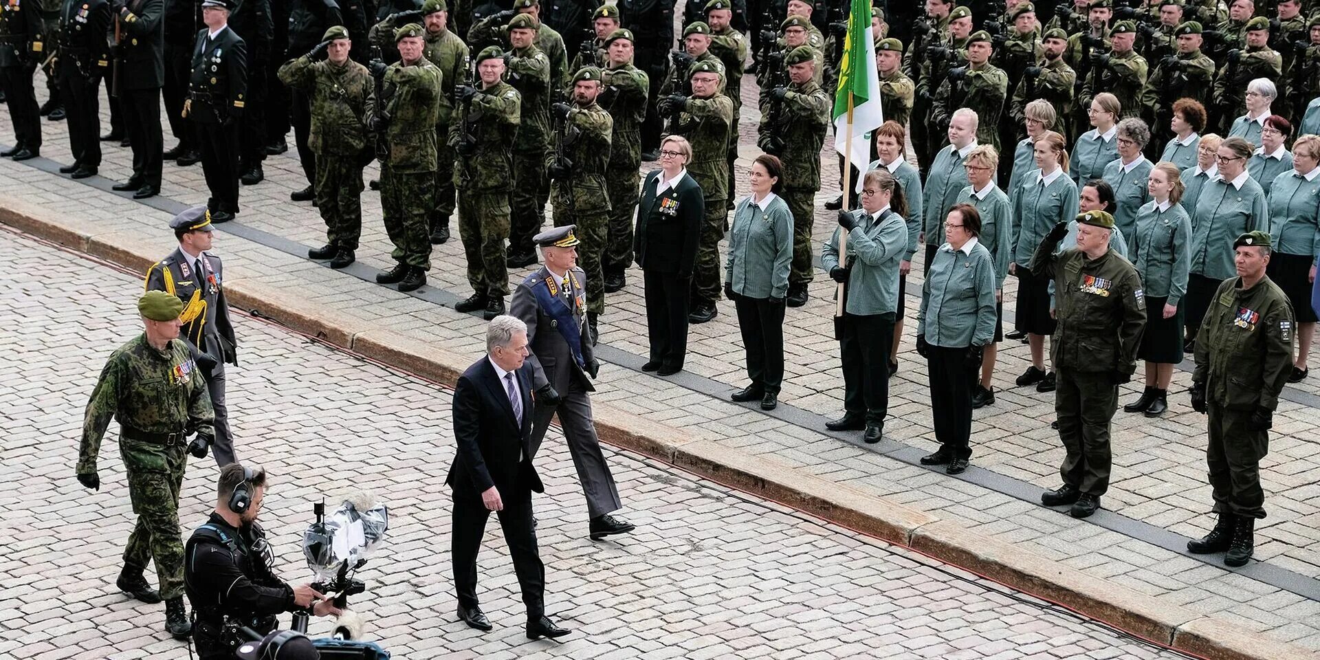 Ждут нападения. Тимо Кивинен генерал. Министр обороны Финляндии. Британские военные на Украине. Парад России.