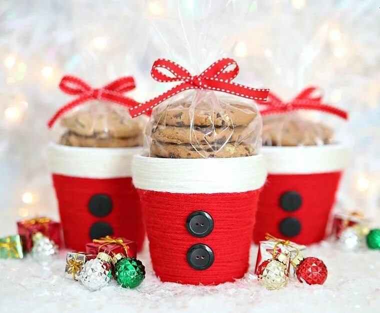 Украсить горшок для цветов на новый год. Декор кашпо на новый год. Горшочек новогодний. Новогодний декор горшка для цветов. Новогодний горшок для цветов.