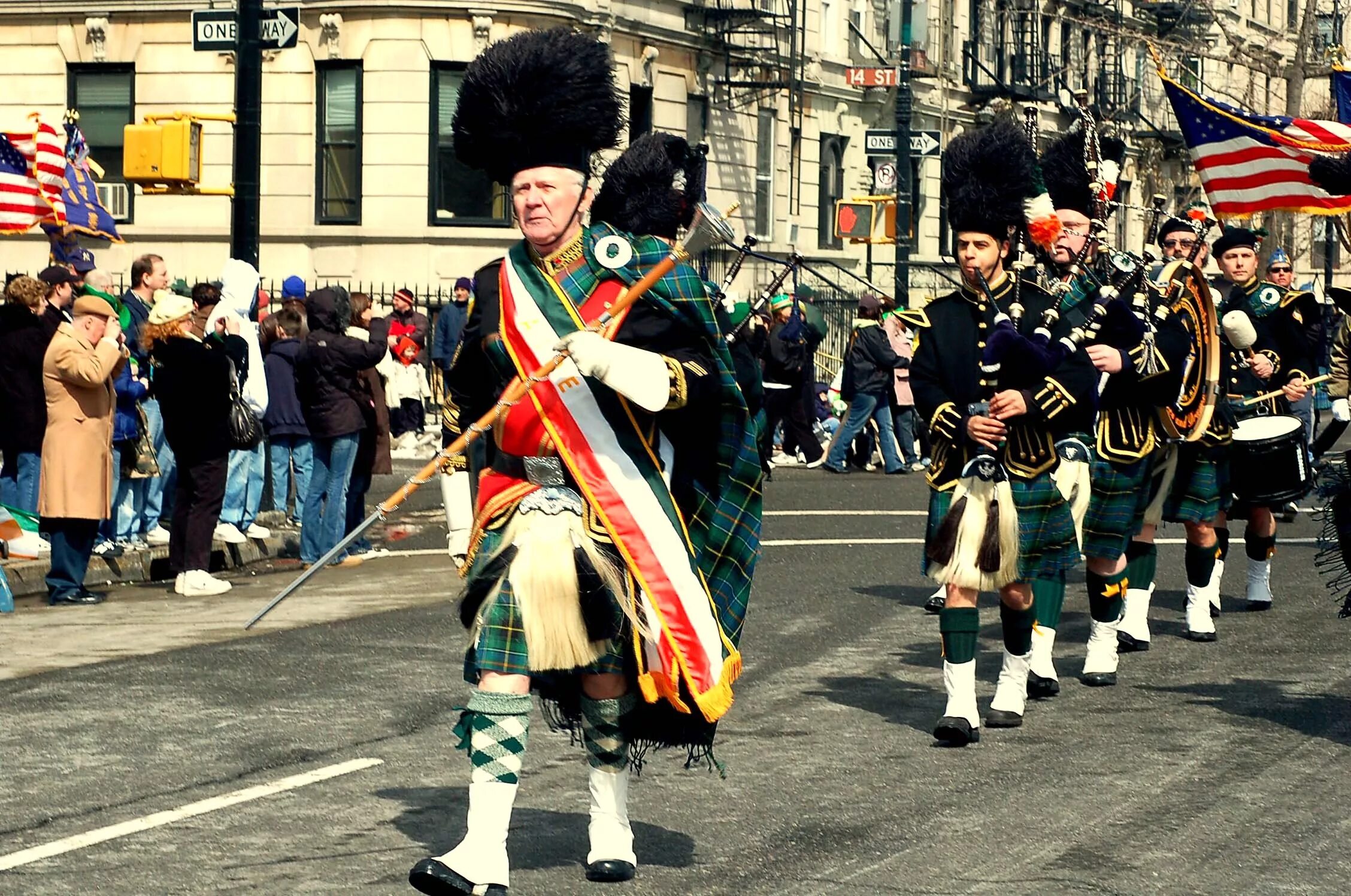 Have street parades. День Святого Патрика в Великобритании. Уличный парад. День Святого Патрика парад для детей. Праздничное шествие ирландцев в Америке.