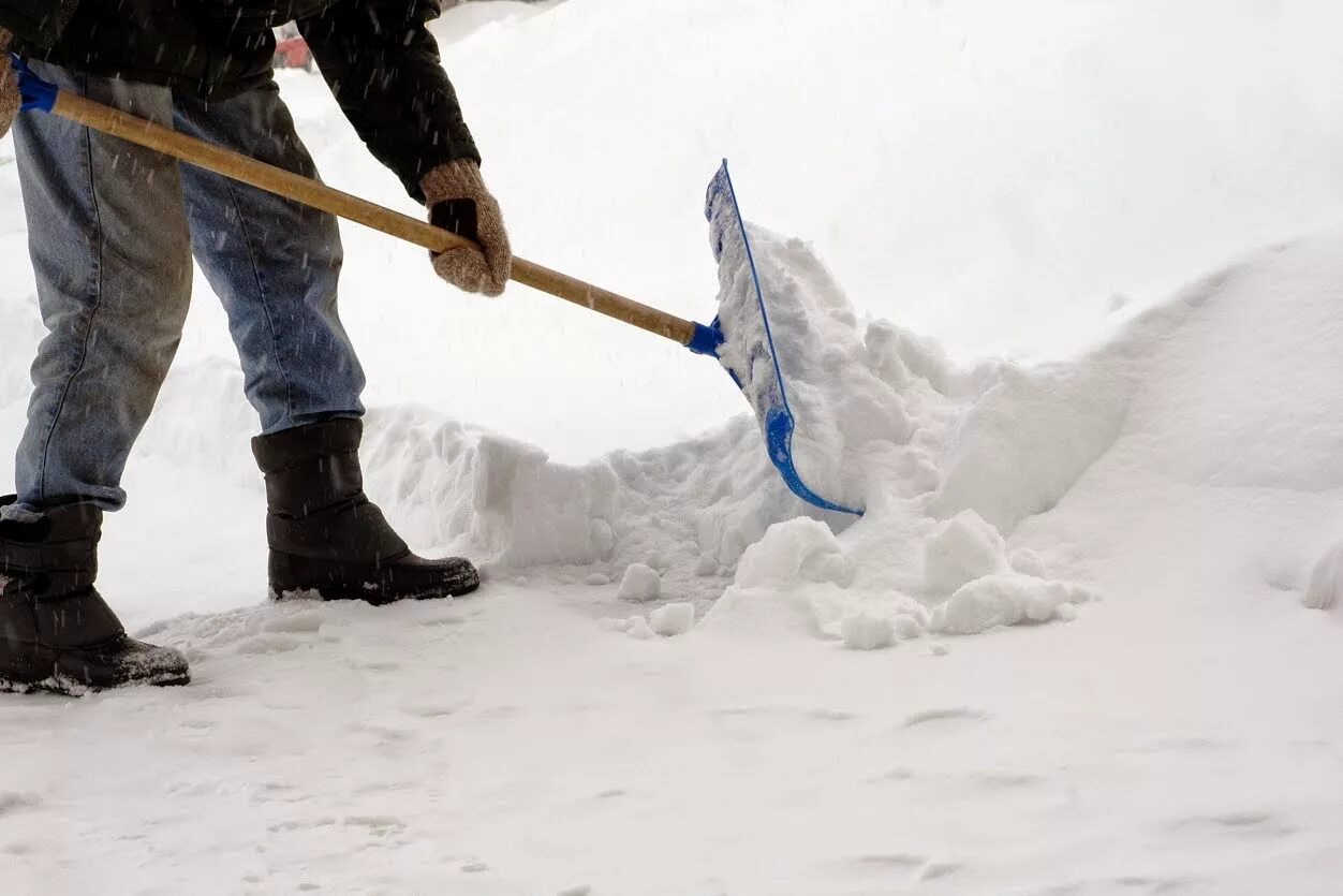 Уборка снега. Лопата для уборки снега. Убирает снег. Уборкака снега. Убрать сугроб