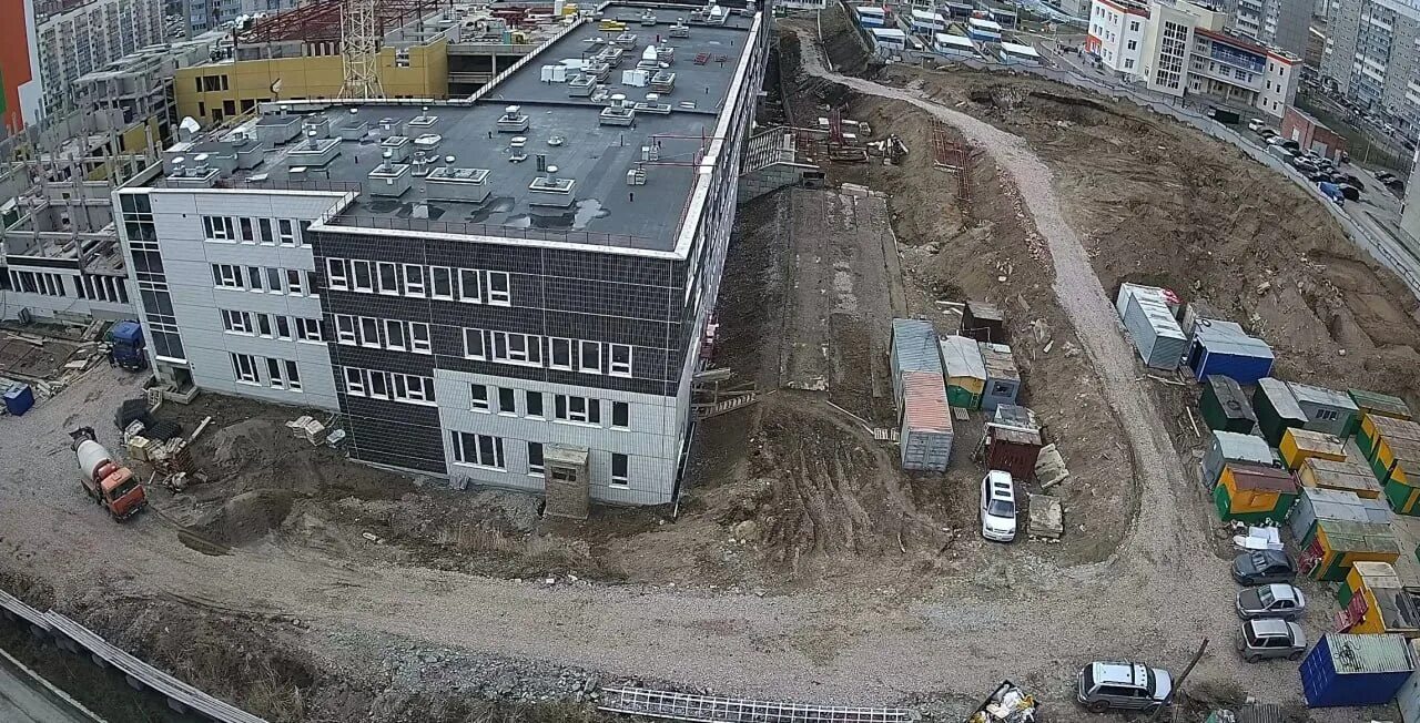 Строительство школ в красноярске. Школа в покровском красноярск. Микрорайон метростроитель красноярск. Строительство школы красноярск. Школа в микрорайоне метростроитель красноярск.
